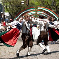 Desfile da Festa Oktoberfest, um espetaculo na rua a céu aberto... Com musicas e coreografia, na apr