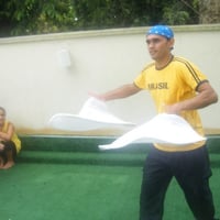 mostrando abilidade de um bom pizzaiolo