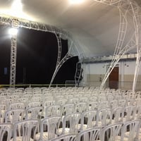 Locação de tenda sob medida com sonorização/ iluminação, mesas e cadeiras.