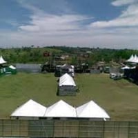 Evento realizado com tendas, camarotes, fechamento galvanizado com bilheteria e gradil.