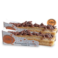 Churros com recheio e cobertura de brigadeiro e raspas de chocolate ao leite