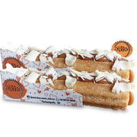 Churros com recheio e cobertura de doce de leite e raspas de chocolate branco