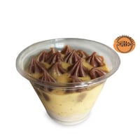 Farofa de bolacha caseira + mousse de maracujá com cobertura de gotas de brigadeiro