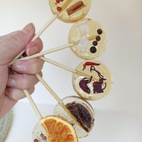Pirulitos de cristal com especiarias para drinks.