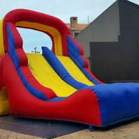 Tobogã com Escalada e Pula Pula