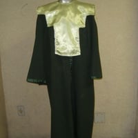 BECA VERDE MUSGO COM FECHO E PREGAS NA FRENTE COM GOLA DUPLA FACE VERDE OLIVA E BRANCA EM CETIM