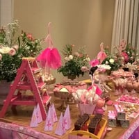 Mesa Principal com Doces, Guloseimas personalizados e uma decoração Sofisticada digna de uma Bailari