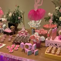 Mesa Principal com Doces, Guloseimas personalizados e uma decoração Sofisticada digna de uma Bailari