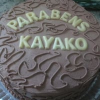 Bolo decorado simples com mousse chocolate e letras em chocolate branco