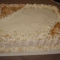Bolo branco com dois recheios um de abacxi e um de amendoin ficou muito bom...