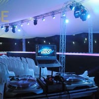 Vai fazer um desfile ou uma festa? Temos o som, a iluminação, o grid box e o telão para você... Soli