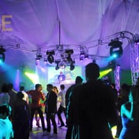 Vai fazer uma formatura ou uma festa? Temos o som, a iluminação, o grid box e o telão para você... S