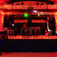 Vai fazer uma festa? Temos o som, a iluminação, o grid box e o telão para você...
