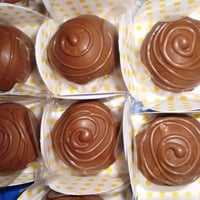 Doce de ameixa coberto com chocolate