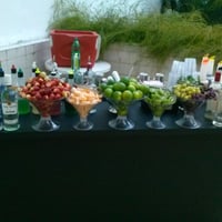 Lindo Open Bar de luxo da cor preta com festival de caipirinhas, caipvodkas, drinks clássicos e drin