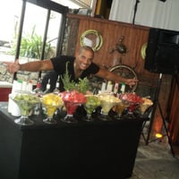 Lindo Open Bar de luxo da cor preta com festival de caipirinhas, caipvodkas, drinks clássicos e drin