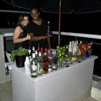 Lindo Open Bar de luxo da cor branca com festival de caipirinhas, caipvodkas, drinks clássicos e dri