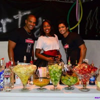 Lindo Open Bar de luxo da cor branca com festival de caipirinhas, caipvodkas, drinks clássicos e dri