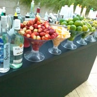 Open Bar lindo preto com frutas frescas, selecionadas e de qualidade. Pois trabalhamos com produtos
