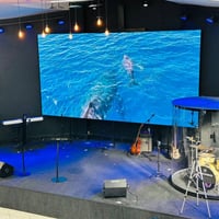 Com Painel de Led e um técnico nosso operando.
