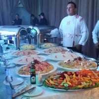 Chef Vicente Vasconcelos servindo o Jantar.
