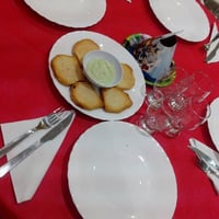 Sensacional PASTA DE ERVAS FINAS acompanha torradas, uma das opções de entrada de nossos cardápios.