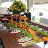 buffet de saladas e pratos quentes