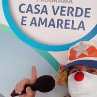 palhaço locutor no stand imobiliários