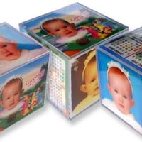 Produto: Foto cubo em acrílico 8,5 x 8,5 x 8,5 cm. Personalizado com foto da criança e o tema
