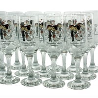 Taças de Champagne personalizadas com noivinhos e nomes do casal. Excelente opção de Lembrancinhas p
