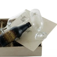 Conjunto de Cerveja personalizado com as iniciais do casal. Excelente opção de Lembrancinhas para Pa