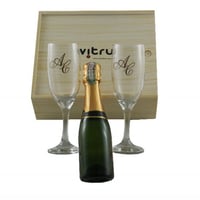 Conjunto com 02 taças de Champagne personalizadas com iniciais do casal e uma garrafa de Chandon Bab