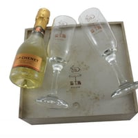 Conjunto com 02 taças de Champagne personalizadas com inciais do casal e uma garrafa pequena de pros