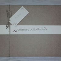 Convite artesanal com nomes dos noivos aparecendo