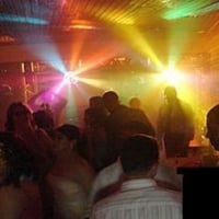 GALERA DANÇANDO COM ILUMINAÇÃO AO FUNDO