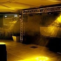 TRELIÇA MONTADA COM ILUMINÃÇÃO AMARELA