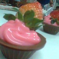 mousse de morango com casca feito de chocolate