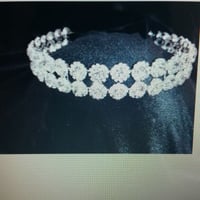 Porta coque ou tiara cravejada em strass swarovisk.